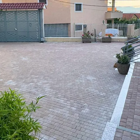 The One Private In Villa Tirana